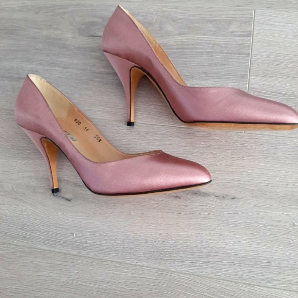 Satin pumps